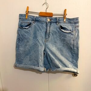 d/C Jeans by Pennington's Faded Shorts with Bleached out Leaf Pattern Size16